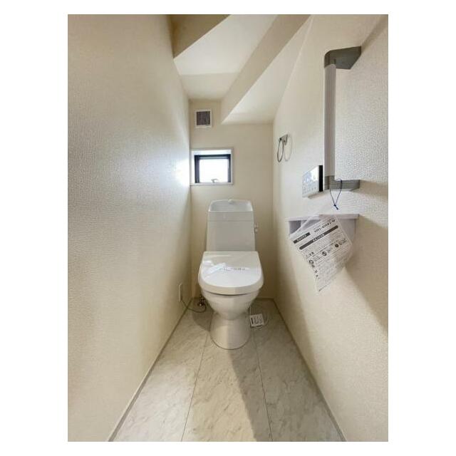 採光窓は臭い対策にもなって清潔な空間を保てます♪立ち上がりをサポートしてくれる手すりも完備！