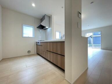 リビングの様子を見ながら家事ができるので小さなお子さまがいるご家庭も安心です＾＾