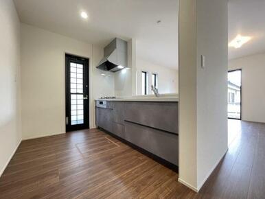 リビングの様子を見ながら家事ができるので小さなお子さまがいるご家庭も安心です＾＾