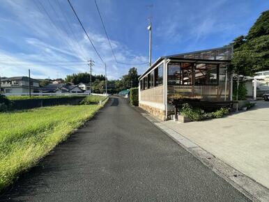 前面道路です。田舎の風景を見ながら落ち着いた暮らしを…