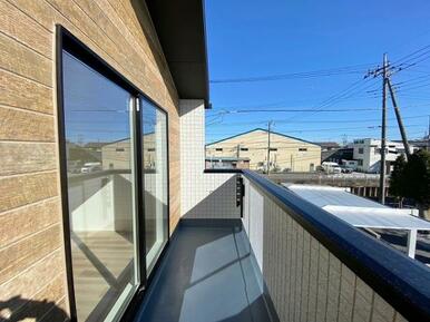 南向きバルコニーは日当たり良好で洗濯物も良く乾きます！