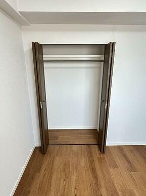 「洋室」約5帖の洋室の収納です。