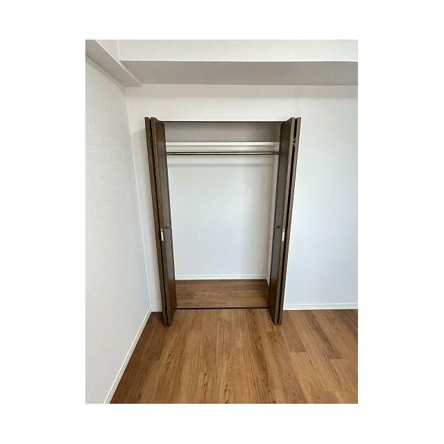 「洋室」約5帖の洋室の収納です。