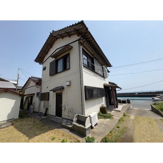 ベースの築年は古いですが室内はかなり手が加えられてますよ。