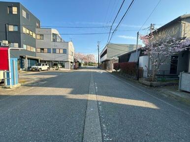 道路幅は約7.7mあり、融雪装置もついています◎