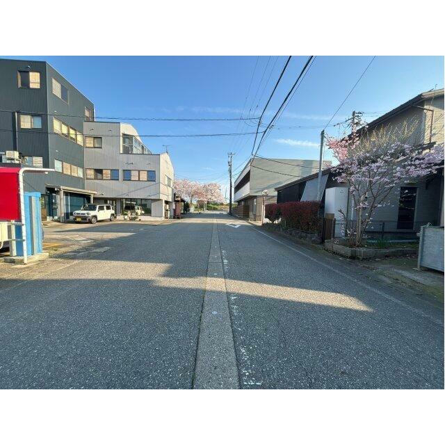 道路幅は約7.7mあり、融雪装置もついています◎