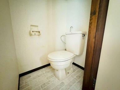 白を基調とした綺麗なトイレです。