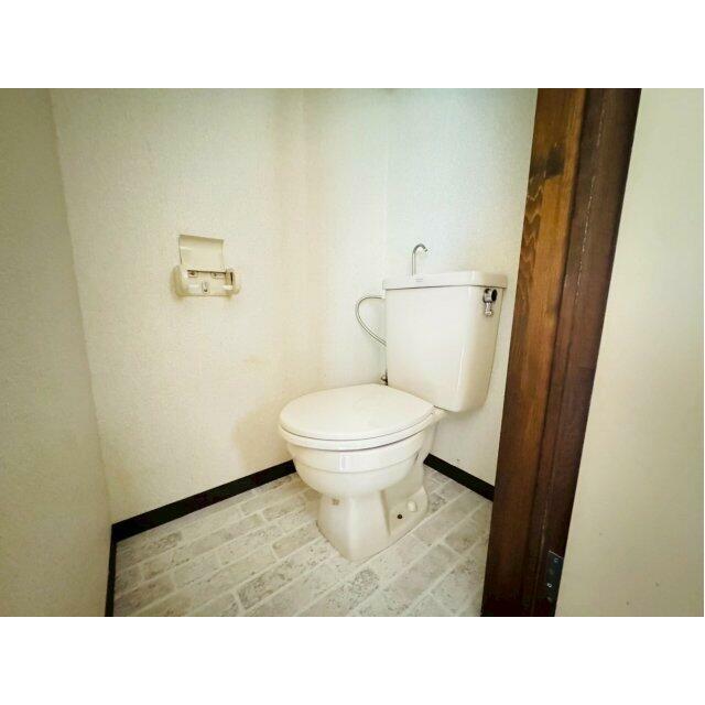 白を基調とした綺麗なトイレです。