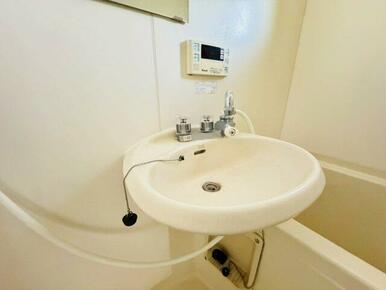 洗面ボウル付きの２点ユニットです。小窓がついているため、換気も困りません。