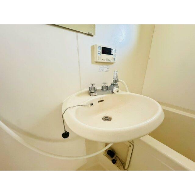 洗面ボウル付きの２点ユニットです。小窓がついているため、換気も困りません。