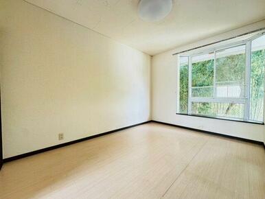 白を基調とした洋室です。奥行きのある収納がございますので寝室としてもご利用いただけます。