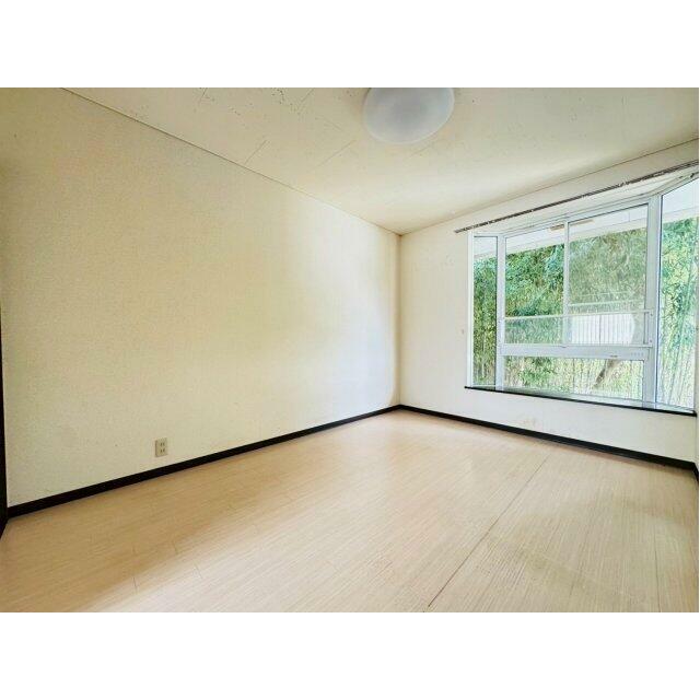 白を基調とした洋室です。奥行きのある収納がございますので寝室としてもご利用いただけます。