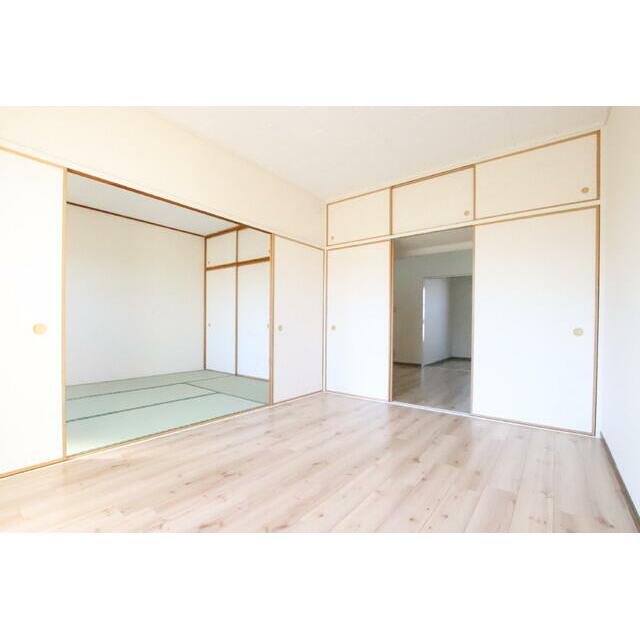 明るい日差しの差し込むお部屋です♪