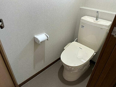 もちろん温水洗浄便座つきのトイレ。