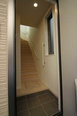 【玄関】玄関扉を開けると２階へ続く階段がございます♪
