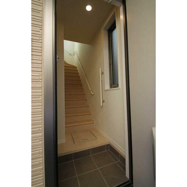 【玄関】玄関扉を開けると２階へ続く階段がございます♪