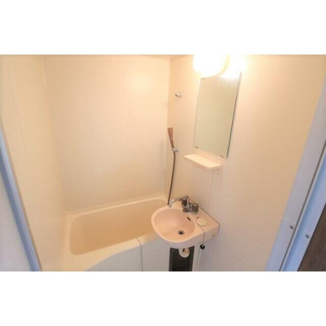 シャワーでサッとお掃除できる洗面台です☆
