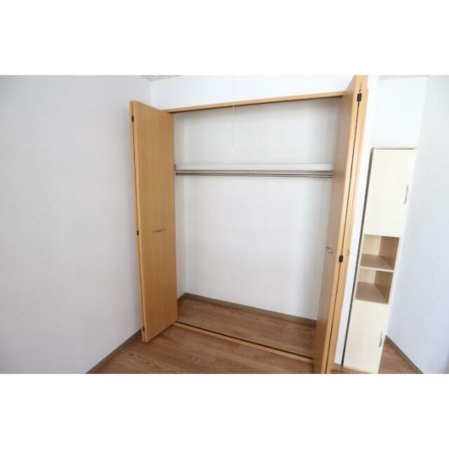 クローゼットの横には便利な収納棚☆