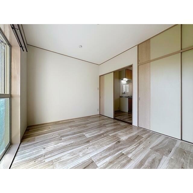 部屋の奥から見ました