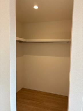お洋服好きならコーディネートに悩むのも楽しみのひとつ（3号棟）