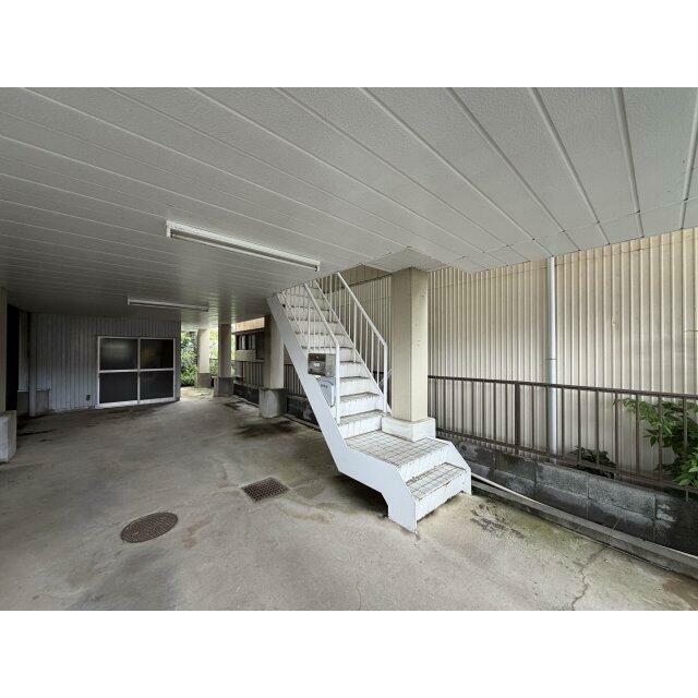 1階から上階へ続く屋外階段。横には車庫スペースがあります