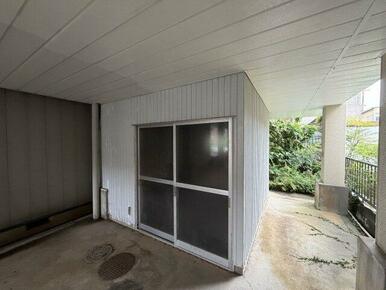 1階車庫の奥に配置された倉庫。引き戸による出入りが可能です