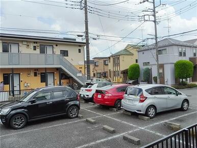 建物の前に駐車場有。（募集・管理は別の管理会社様です）