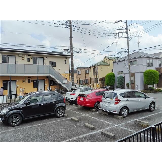 建物の前に駐車場有。（募集・管理は別の管理会社様です）