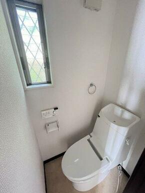 角部屋なので、トイレにも窓がついております！