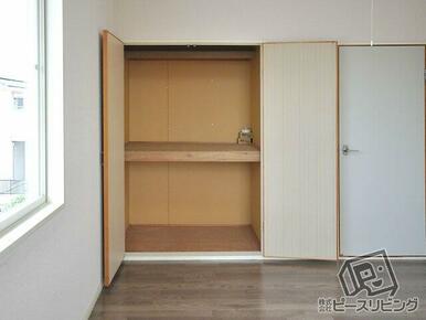 洋室にも収納あります。