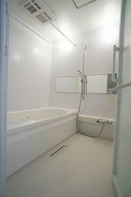 【浴室】アクセントパネルがオシャレな浴室　浴室換気乾燥暖房機設置、追い焚き機能、シャワースライド仕…