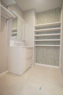 【洗面室】３面鏡タイプのシャンプードレッサ－　収納棚やラックが付いているため、洗面室・浴室周りの備…