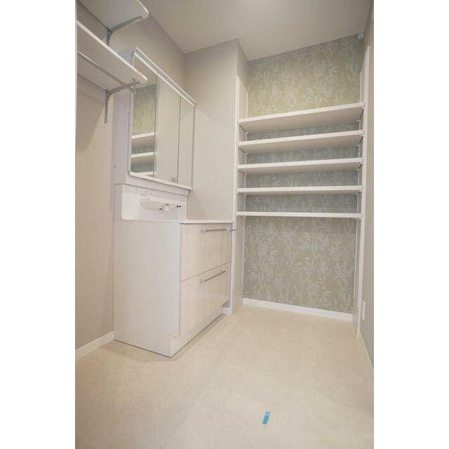 【洗面室】３面鏡タイプのシャンプードレッサ－　収納棚やラックが付いているため、洗面室・浴室周りの備…