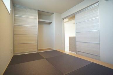 【畳コーナー】モダンテイストな畳コーナーです。畳の温かさとシックなデザインがマッチして、小さな子ど…
