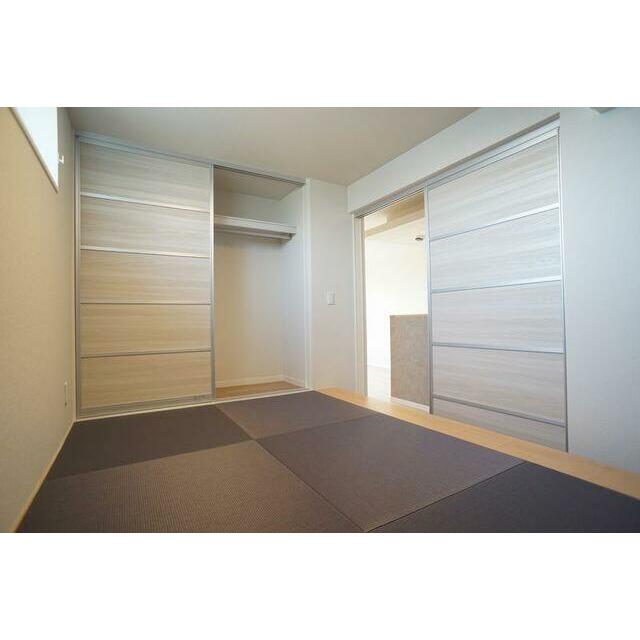 【畳コーナー】モダンテイストな畳コーナーです。畳の温かさとシックなデザインがマッチして、小さな子ど…