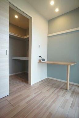 【８．３帖洋室】１．９帖ウォークイン・クローゼット付き洋室。エアコン付き・飾り棚付き