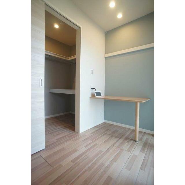 【８．３帖洋室】１．９帖ウォークイン・クローゼット付き洋室。エアコン付き・飾り棚付き