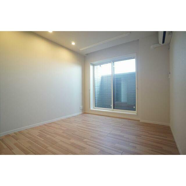 【８．３帖洋室】ウォークイン・クローゼット付き洋室。エアコン付き