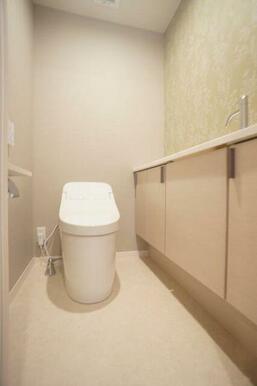 【トイレ】　温水洗浄機能付き　収納棚付き・手洗い付き