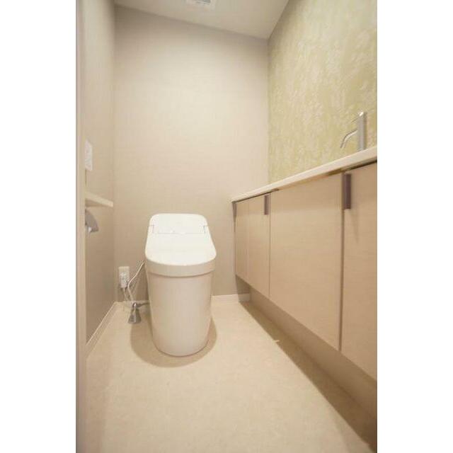 【トイレ】　温水洗浄機能付き　収納棚付き・手洗い付き