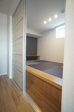 【畳コーナー】モダンテイストな畳コーナーです。畳の温かさとシックなデザインがマッチして、小さな子ど…