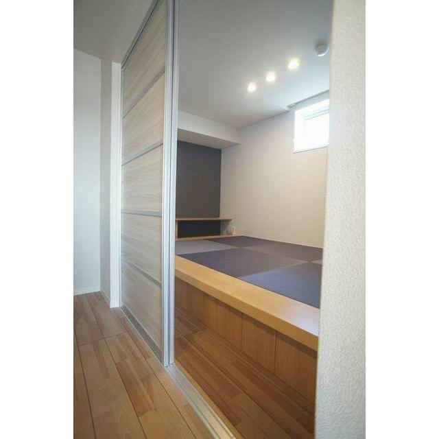 【畳コーナー】モダンテイストな畳コーナーです。畳の温かさとシックなデザインがマッチして、小さな子ど…