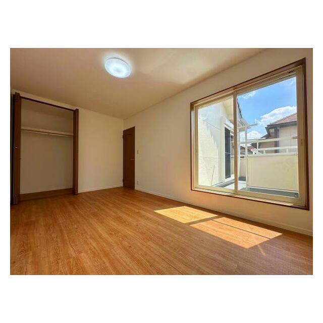 2F　南西側洋室(7.5帖の大きなお部屋です)