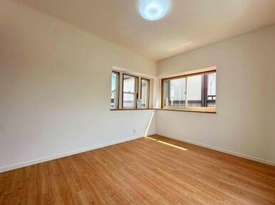 2F　南東側洋室(二面採光の明るいお部屋です)