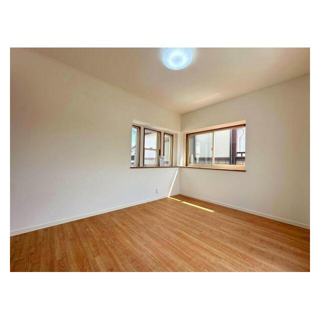 2F　南東側洋室(二面採光の明るいお部屋です)