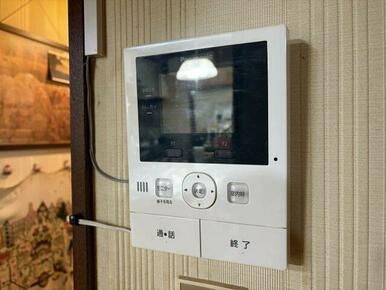 Panasonic製のモニター付きインターホンを設置。訪問者を確認できるため防犯性が高く、リフォーム済みの設