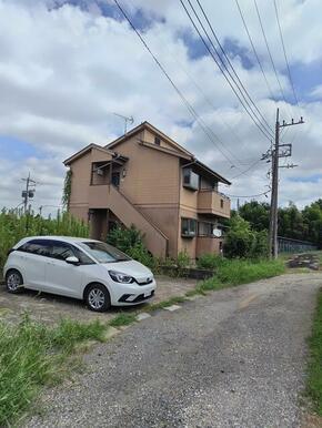 すぐ隣に駐車場あり。４台駐車可能です。