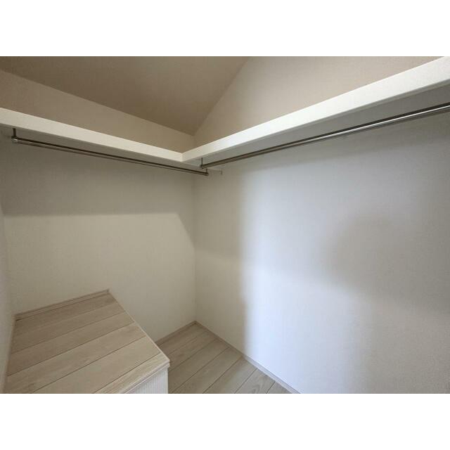 【2階廊下WIC（3号棟）】オープンタイプのWICを採用しました。扉がないので風が通りやすく湿気対策にも◎両