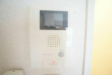 オートロックの外の来訪者をモニターで確認出来安心！
