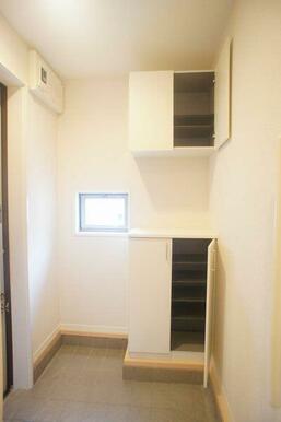 上下に分かれたシューズＢＯＸは収納力があります。棚の高さも変えられるため、ブーツなどの収納も可能で…